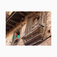 00299-nepal-kirtipur-vrouw-uit-raam.jpg
